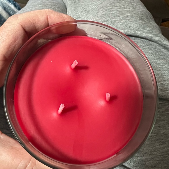 Bath & Body Works Red 'Tis The Season Candle - Picture 2 of 4